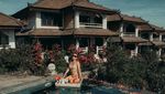Pose Seksi Hani Putri Saat Nikmati Floating Breakfast dan Ngopi
