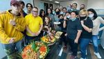 Pose Seksi Hani Putri Saat Nikmati Floating Breakfast dan Ngopi