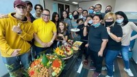 Hani Putri aktif menjadi model majalah dewasa bernama Popular. Ia pun sempat menghadiri acara dengan nasi tumpeng sebagai hidangannya. Foto: Instagram @haniputri88