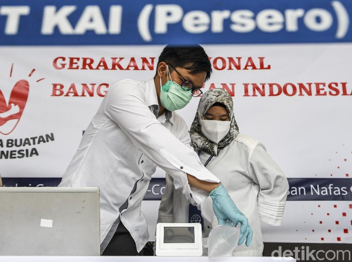 Petugas mengetes kantong nafas milik pegawai PT KAI (Persero) dengan GeNose C19 di Stasiun Pasar Senen, Jakarta, Sabtu (23/1/2021). Menteri Perhubungan Budi Karya Sumadi akan mengimplementasikan penggunaaan GeNose C19 sebagai alat pendeteksi COVID-19 pada calon penumpang kereta api mulai 5 Februari 2021. ANTARA FOTO/M Risyal Hidayat/aww.