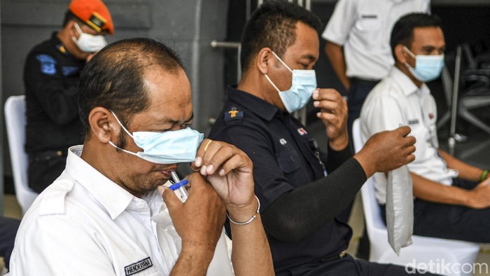 Petugas mengetes kantong nafas milik pegawai PT KAI (Persero) dengan GeNose C19 di Stasiun Pasar Senen, Jakarta, Sabtu (23/1/2021). Menteri Perhubungan Budi Karya Sumadi akan mengimplementasikan penggunaaan GeNose C19 sebagai alat pendeteksi COVID-19 pada calon penumpang kereta api mulai 5 Februari 2021. ANTARA FOTO/M Risyal Hidayat/aww.