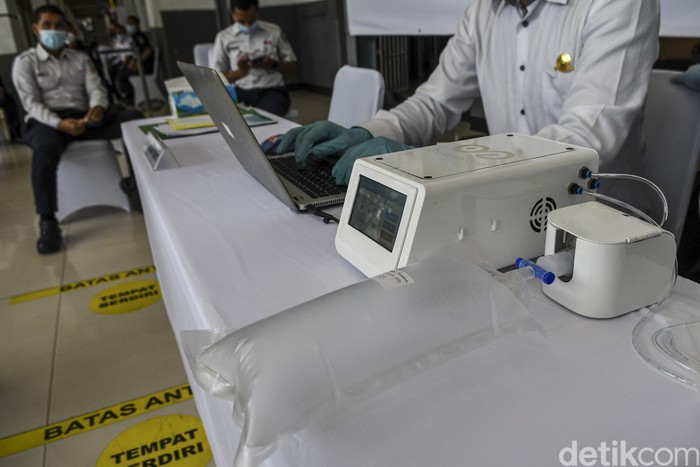 Petugas mengetes kantong nafas milik pegawai PT KAI (Persero) dengan GeNose C19 di Stasiun Pasar Senen, Jakarta, Sabtu (23/1/2021). Menteri Perhubungan Budi Karya Sumadi akan mengimplementasikan penggunaaan GeNose C19 sebagai alat pendeteksi COVID-19 pada calon penumpang kereta api mulai 5 Februari 2021. ANTARA FOTO/M Risyal Hidayat/aww.