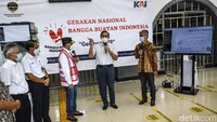Menteri Koordinator Bidang Maritim dan Investasi (Menko Marves) Luhut Binsar Pandjaitan menilai cara kerja dan proses alat GeNose C19 untuk men-screening virus Corona sangat mudah dan cepat. Luhut ingin ke depan para calon penumpang yang hendak bepergian tidak lagi dibebani dengan biaya tes virus Corona.