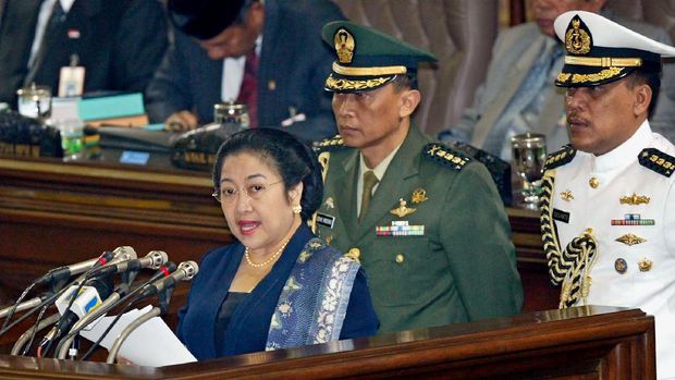 Indonesian President Megawati Sukarnoputri, left, speaks at the last parliament session of the season, Thursday, Sept. 23, 2004, in Jakarta, Indonesia. With more than 100 million of the estimated 125 million votes counted, Megawati is trailing with 39 percent of the vote in the recent presidential election.  Former general Susilo Bambang Yudhoyono took an unassailable lead Thursday in Indonesia's presidential elections, official data showed. (AP Photo/Dita Alangkara)