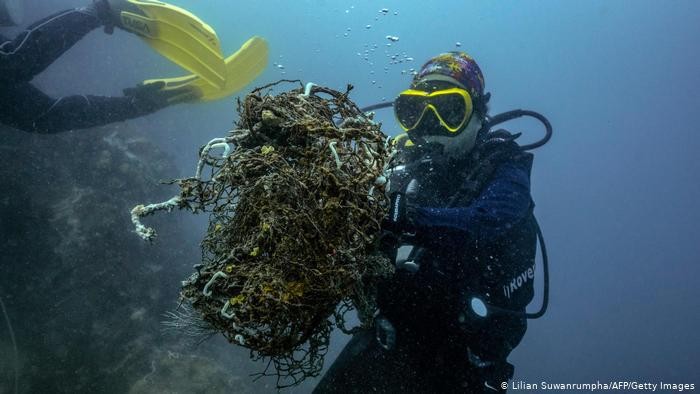 Jaring-jaring terbengkalai yang dibuang dari industri perikanan Thailand adalah sumber polusi plastik yang mematikan