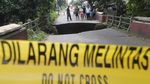 Waduh! Jembatan di Kediri Ambrol Tergerus Air