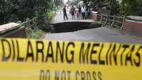 Jembatan yang menjadi akses utama antarkecamatan di wilayah tersebut ambrol karena tergerus derasnya aliran sungai Bening usai hujan deras.