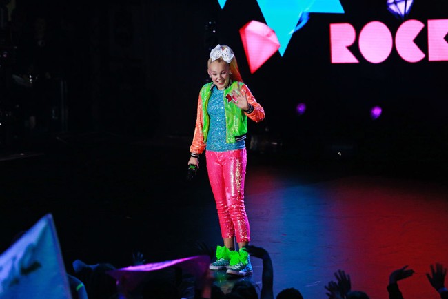 Diodalakan anak-anak, Jojo Siwa suka bergaya dengan busana yang penuh warna. (Foto: Getty Images)