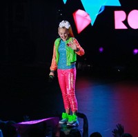 Diodalakan anak-anak, Jojo Siwa suka bergaya dengan busana yang penuh warna. (Foto: Getty Images)