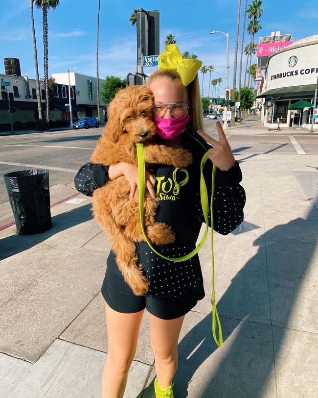 Begitu pula ketika mengajak anjingnya jalan-jalan. (Foto: Instagram/@itsjojo)