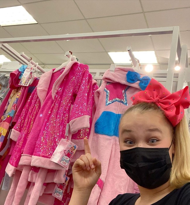 Karena gaya Jojo yang unik, peritel Target sampai mengjakanya berkolaborasi untuk meluncurkan koleksi pakaian. (Foto: Instagram/@itsjojo)