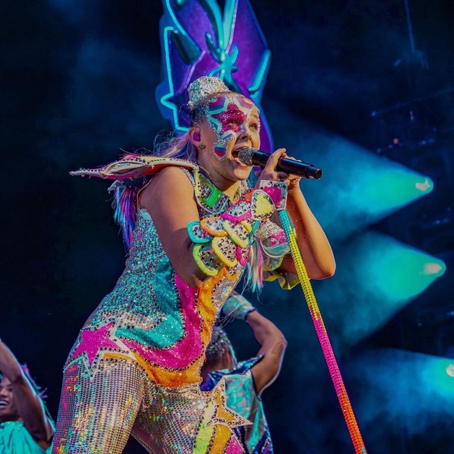 Salah satu penampilan Jojo Siwa ketika beraksi di panggung. Heboh dengan semburat warna yang mencolok dan aksesori yang dramatis. (Foto: Instagram/@itsjojo)