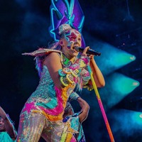 Salah satu penampilan Jojo Siwa ketika beraksi di panggung. Heboh dengan semburat warna yang mencolok dan aksesori yang dramatis. (Foto: Instagram/@itsjojo)