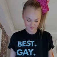 Belakangan nama Jojo Siwa viral setelah pengakuannya sebagai seorang lesbi. Ia mengumumkan orientasi seksualnya itu lewat sebuah unggahan di Twitter, Sabtu (23/1/2021). Foto tersebut memperlihatkan Jojo memakai kaus pemberian sepupunya. Pada bagian depan kaus tertulis, Best. Gay. Cousin. Ever. (Foto: Twitter/@itsjojosiwa)