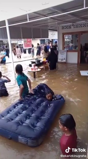 Warung Nekat Jualan Walau Banjir