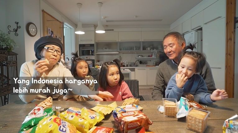 Kakek Nenek Korea Cicip Snack Indonesia