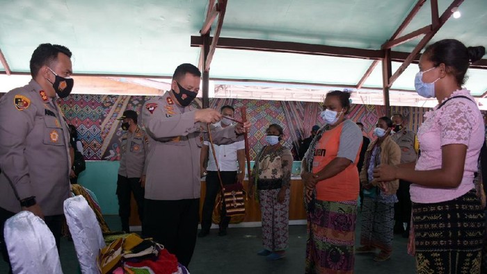 Kapolda NTT melakukan dialog dengan warga