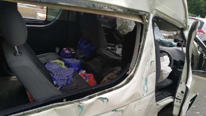 Kecelakaan adu banteng di ring road Sleman Sabtu (23/1/2021) siang. Kecelakaan ini melibatkan mobil dengan minibus.