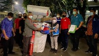 Direktur menambahkan bahwa Kemensos bersama Dinas Sosial Propinsi DKI Jakatta dan Suku Dinas Sosial Jakatta Pusat mendistribusikan bantuan berupa family kit, hand sanitizer, dan keperluan sandang, termasuk kebutuhan bayi dan ibu hamil, untuk para pengungsi korban kebakaran. (Kemensos)