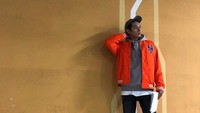 Kim Young Dae bergaya berbeda, dengan paduan jaket dan topi. Foto: (dok. Instagram)