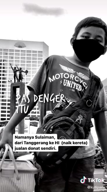 Bocah Ini Tempuh Jarak Kiloan Meter untuk Jualan Donat Demi Bantu Orangtua