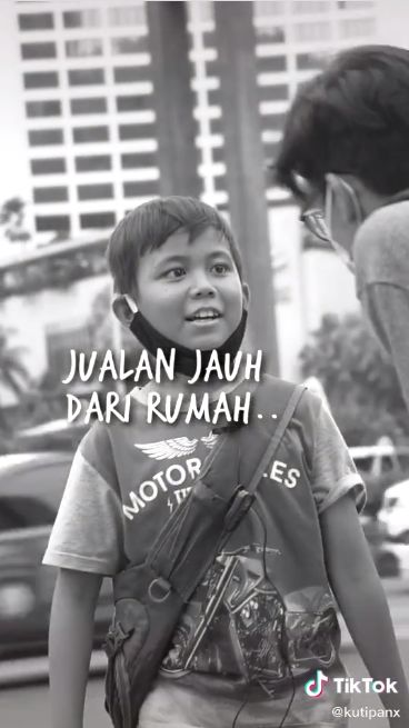 Bocah Ini Tempuh Jarak Kiloan Meter untuk Jualan Donat Demi Bantu Orangtua