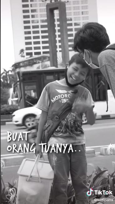 Bocah Ini Tempuh Jarak Kiloan Meter untuk Jualan Donat Demi Bantu Orangtua