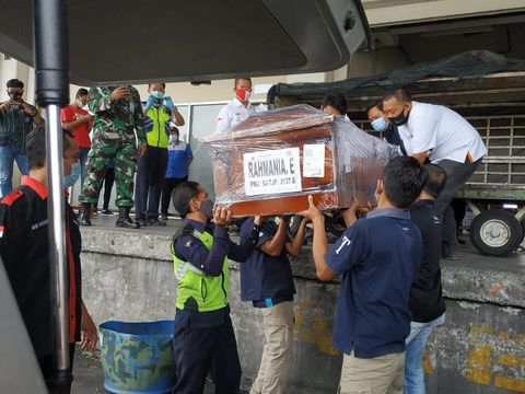 Dua jenazah penumpang Sriwijaya Air SJ182 asal Kediri tiba di Bandara Juanda. Yakni Rahmania Ekananda (40) dan anaknya, Fatimah Asalim (2,5).