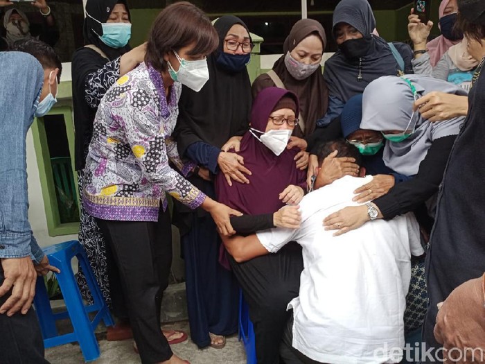 Dua jenazah penumpang Sriwijaya Air SJ182 asal Kediri tiba di rumah duka. Keluarga menyambutnya dengan tangis pilu.