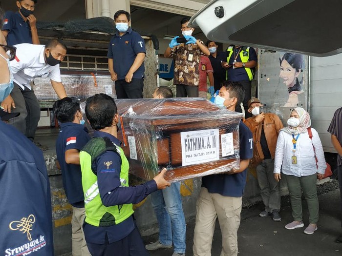 Dua jenazah penumpang Sriwijaya Air SJ182 asal Kediri tiba di Bandara Juanda. Yakni Rahmania Ekananda (40) dan anaknya, Fatimah Asalim (2,5).
