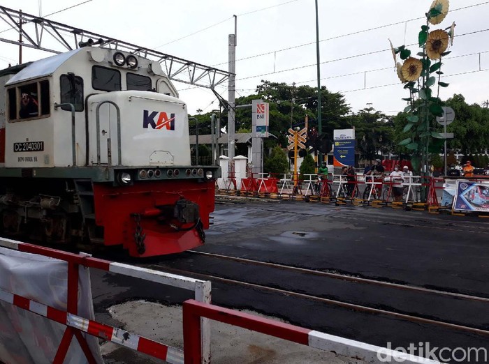 Sebuah perlintasan rel kereta api di Kota Yogyakarta hanya boleh dilintasi warga, sepeda dan becak kayuh. Akibatnya sepeda motor yang nekat melintas harus dituntun.