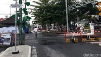 Berjalan ke utara perlintasan rel ini, ternyata terpampang rambu-rambu dilarang melintasi perlintasan kereta api kecuali sepeda dan becak kayuh. Hal ini yang diduga menjadi penyebab para pemotor mematikan mesin dan menuntun kendaraannya saat melintasi perlintasan kereta yang menghubungkan Jalan Mangkubumi dengan Jalan Malioboro ini.