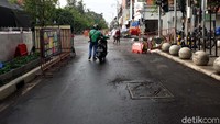 Salah seorang pemotor, Iwan, mengaku sudah sering lewat di perlintasan kereta api teteg itu. Menurutnya jalur ini cukup mempersingkat jarak tempuh menuju kawasan Malioboro.