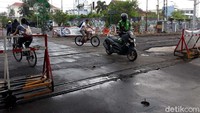 Sebuah perlintasan rel kereta api di Kota Yogyakarta membuat setiap pengendara kendaraan bermotor (pemotor) yang melintas untuk menuntun kendaraannya. Hal tersebut telah berlangsung selama puluhan tahun, apa alasannya?