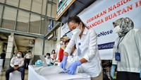 “Ke depannya kita akan gunakan ini di semua area publik seperti di Hotel, Mall, di lingkungan masyarakat RT/RW. Alatnya hanya seharga 62 juta dan harga per orangnya hanya dikenakan sekitar 20 ribu rupiah. Jika pemakaian lebih banyak tentunya costnya akan semakin turun dan nantinya alat ini akan terus dikembangkan sehingga mempunya akurasi yang akan lebih tajam. Dan tentunya kita harus bangga karena ini buatan Indonesia,” jelas Menko Luhut.Foto: Istimewa/Dok. Kementerian Perhubungan