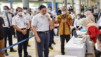 Di sela-sela kunjungan, Menko Luhut langsung mencoba alat deteksi GeNose dengan cara menghembuskan nafas ketiga ke dalam kantung yang telah disiapkan. Hasilnya, Luhut dinyatakan negatif COVID-19. “Hari ini Pak Menko Luhut memberikan dukungan yang luar biasa dengan mencoba langsung. Kami akan mendorong penggunaan alat ini di simpul-simpul transportasi umum,” ujar Menhub Budi Karya dalam keterangan tertulis Kementerian Perhubungan, Sabtu (23/1/2021).Foto: Dok.Istimewa/Kementerian Perhubungan