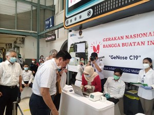 Menko Marves-Menhub Tinjau Alat GeNose C19 Buatan UGM di Stasiun Senen