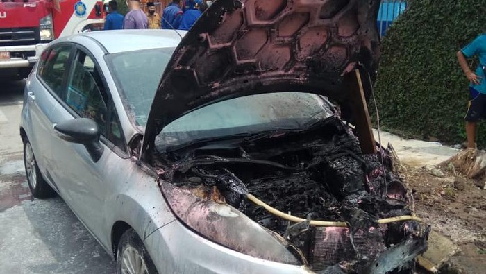 Mobil terbakar di depan Pasar Patra Kebon Jeruk, Jakbar