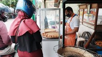 Yang kagetnya dulu waktu viral, yang beli udah ada duluan barangnya belum ada. Kalo sekarang kebalikannya, barangnya udah ada duluan, nunggu pembeli, ujar Agus. Foto: detikcom/Siti Fatimah