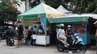 Meski begitu, Agus mengaku bahwa jatuh bangun dalam berdagang memang sudah biasa ia lalu. Kita mulai dari nol, terus berada di puncak dan sekarang mungkin ada penurunan kita anggap itu suatu perjalanan. Kalo jualan gini udah tahan banting, ujarnya.  Foto: detikcom/Siti Fatimah