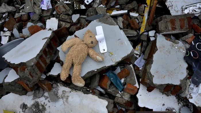 Sebuah mainan boneka berada di sekitar reruntuhan rumah yang rusak akibat gempa bumi di Kabupaten Mamuju, Sulawesi Barat, Minggu (17/1/2021). Gempa bumi berkekuatan magnitudo 6,2 yang terjadi pada Jumat (15/1/2021) dini hari tersebut mengakibatkan 56 orang meninggal dunia dan puluhan warga masih mengungsi.  ANTARA FOTO/Abriawan Abhe/foc.