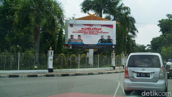 Pemasangan videotron tepat di bundaran Tugu Zapin Pekanbaru, Riau, diprotes warga. Warga mengirimkan somasi kepada Walkot Pekanbaru (Raja Adil/detikcom)