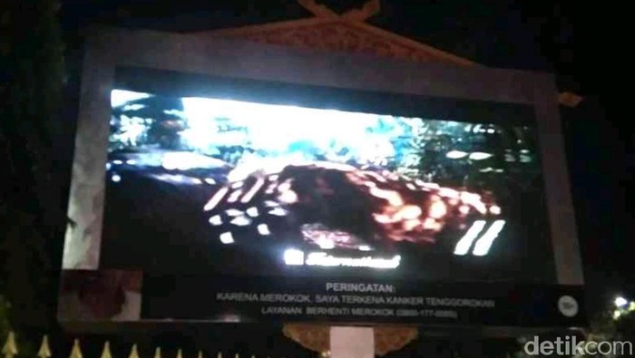 Pemasangan videotron tepat di bundaran Tugu Zapin Pekanbaru, Riau, diprotes warga. Warga mengirimkan somasi kepada Walkot Pekanbaru (Raja Adil/detikcom)