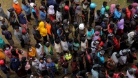 Beginilah potret warga mengantre saat pembagian paket sembako bantuan presiden di Stadion Manakarra Mamuju, Sulawesi Barat. Pembagian sembako tersebut untuk memenuhi kebutuhan warga korban gempa Mamuju-Majene. ANTARA FOTO/Akbar Tado