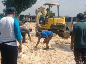 Jalan-jalan Berlubang Dampak Banjir di Lamongan Mulai Diperbaiki
