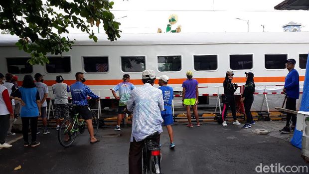 Perlintasan rel kereta api teteg di Kota Yogyakarta bikin banyak pengendara menuntun motornya saat melintas. Foto diambil Jumat (22/1/2021).