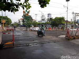 Cuma di Yogya! Rel KA Ini Bikin Pengendara Tuntun Motornya Saat Lewat