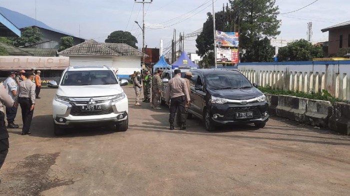Polisi sekat perbatasan sukabumi-bogor