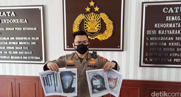 Polisi tunjukkan barang bukti berupa bahan pembuat bom yang disita dari lokasi penangkapan terduga teroris di Aceh (Agus Setyadi/detikcom)