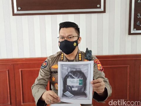 Polisi tunjukkan barang bukti berupa bahan pembuat bom yang disita dari lokasi penangkapan terduga teroris di Aceh (Agus Setyadi/detikcom)